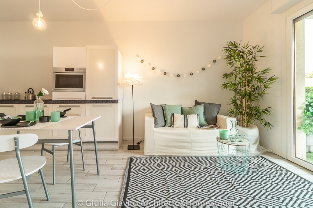 Zona giorno con angolo cottura di un appartamento oggetto di investimento immobiliare a Pordenone, venduto in 21 giorni
