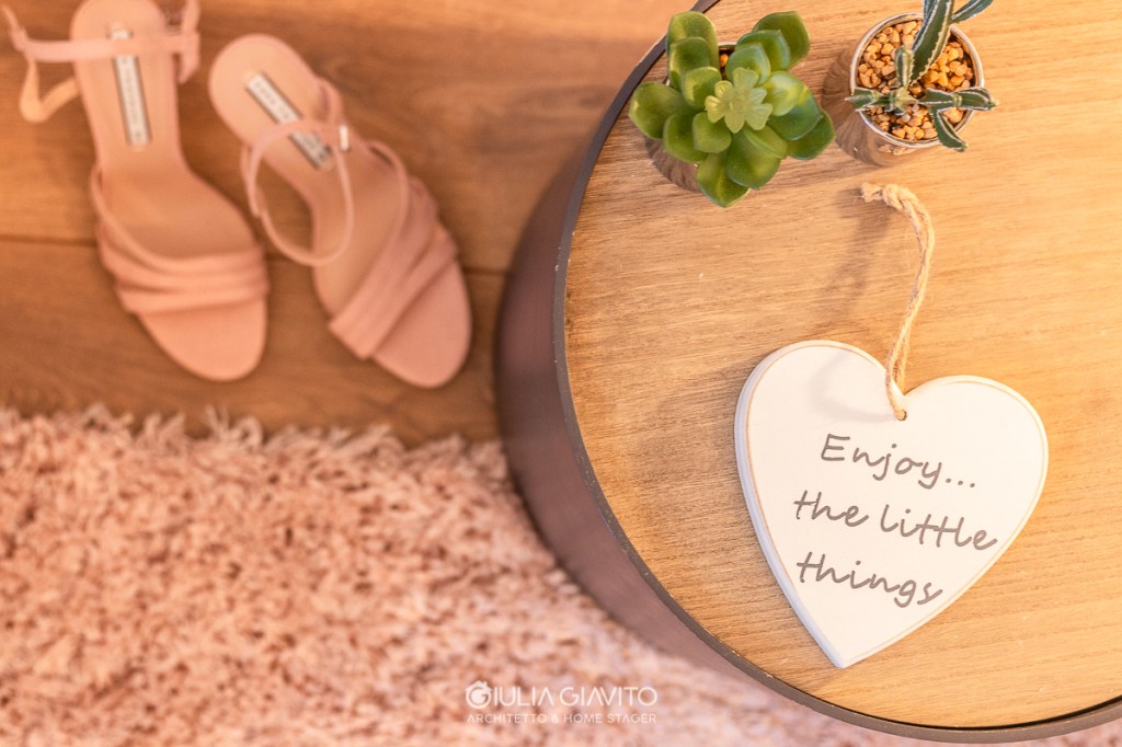 Foto emozionale per una casa in vendita a Udine, comodino, sandali sexy, Enjoy the little things
