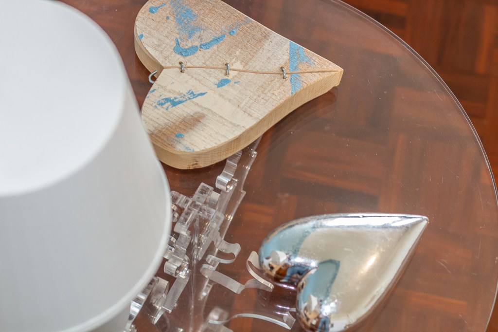 foto di dettaglio di una casa venduta in 21 giorni a Pordenone, Agenzia Da Ros. Comodini in plexiglas, lavorazione di Altinier di Clara Nicoloso, Gemona del Friuli_Udine
